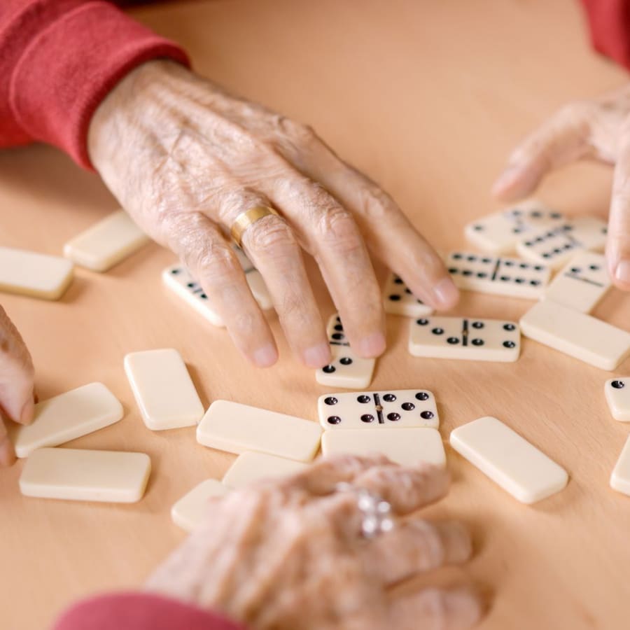 Residentes jugando al dominó en Comunidad