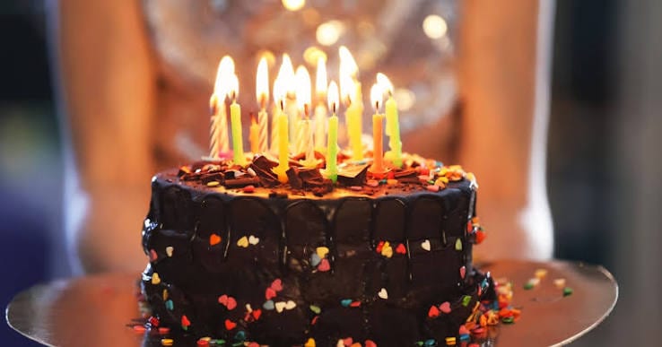 Torta de cumpleaños con velas encendidas