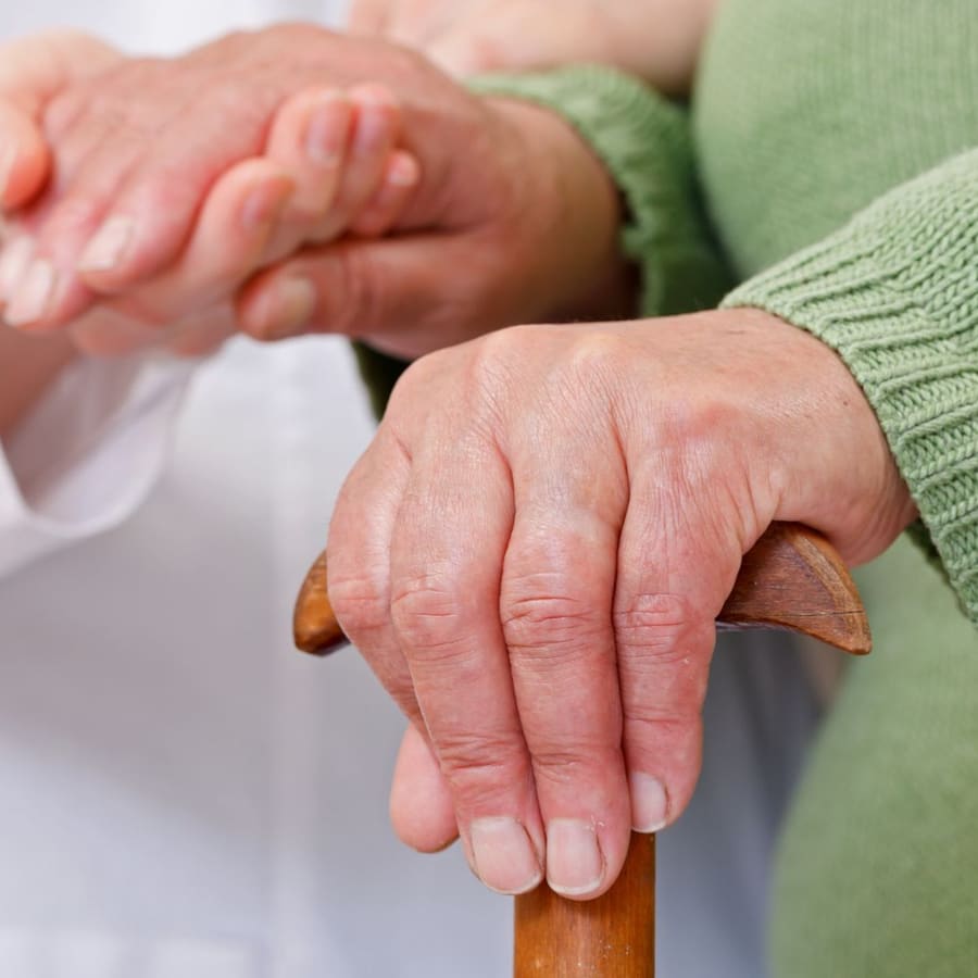 Médico acompañando a un residente de Comunidad